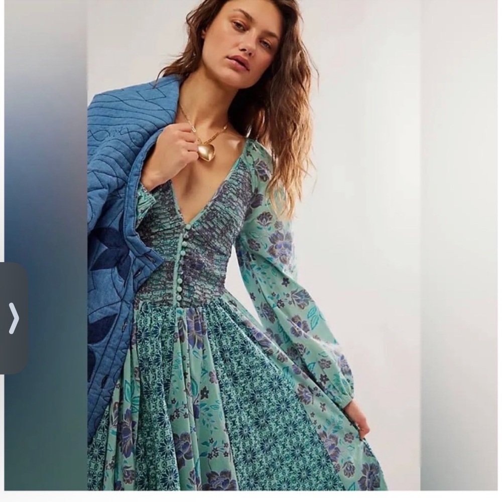 Free People A New Way Maxi Dress
Size Small Smocked V-Neck Floral Maxi Dress